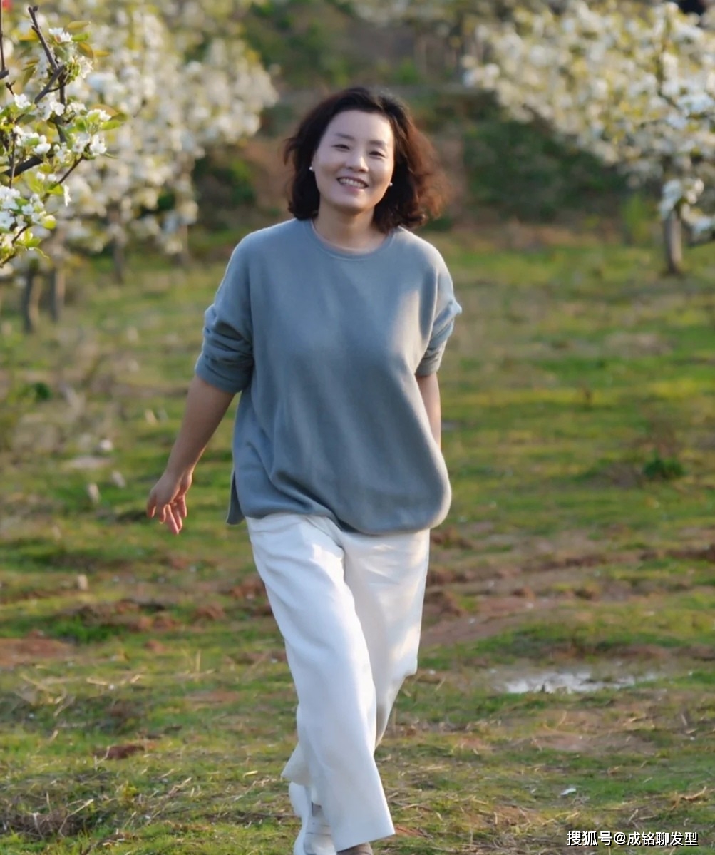 原创谁说年纪大就只能保守?这几位大龄女性的优雅穿搭术,洋气还减龄