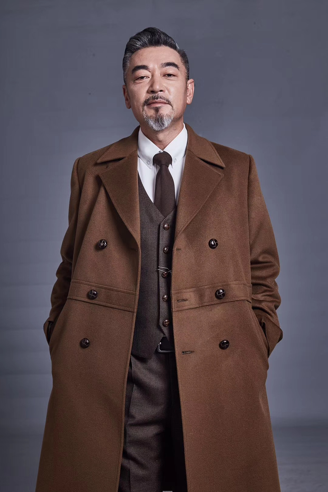 演员何涌生曝光秋日写真,型男大叔尽显复古时尚魅力