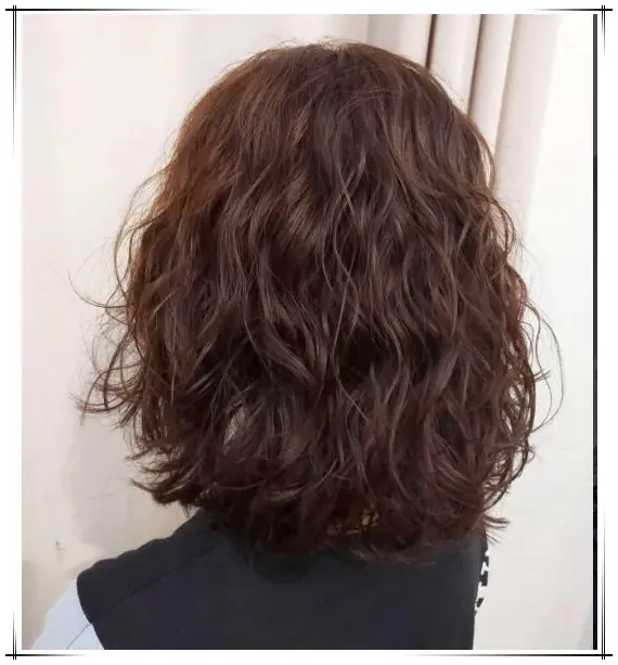 前几年有那么一段时间,小城突然流行起女士烫"羊毛卷",和今天网络