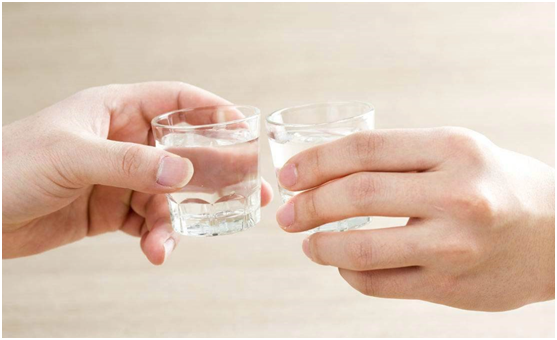 酒桌上敬酒时怎么说话,敬酒说话技巧(牢记3句"敬酒词")_犇涌向乾