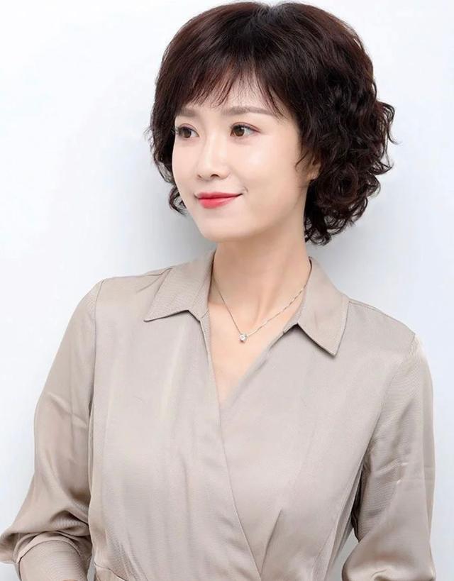 女人上了50岁,有3种"卷发"尽量避开,换成另外3种,更洋气减龄