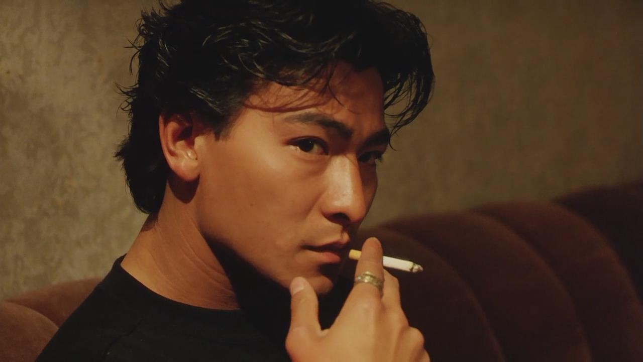 在《永霸天下》这张刘德华的剧照下面,有位网友的评论是:刘德华叼烟的