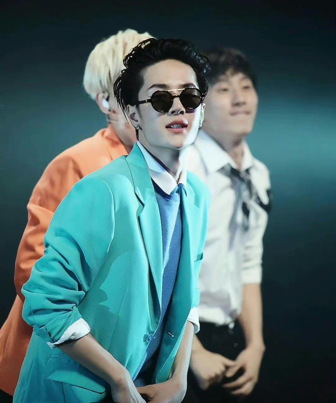 王一博喉结好大一坨,喉结大的男孩子普遍都比较帅! #娱乐