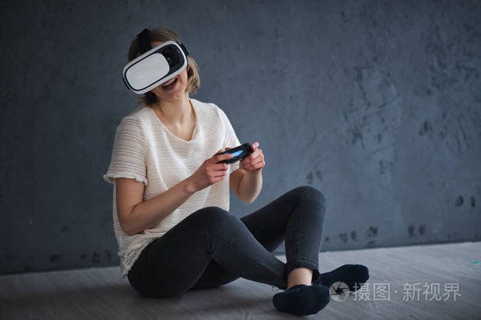 一个年轻女孩玩虚拟现实游戏