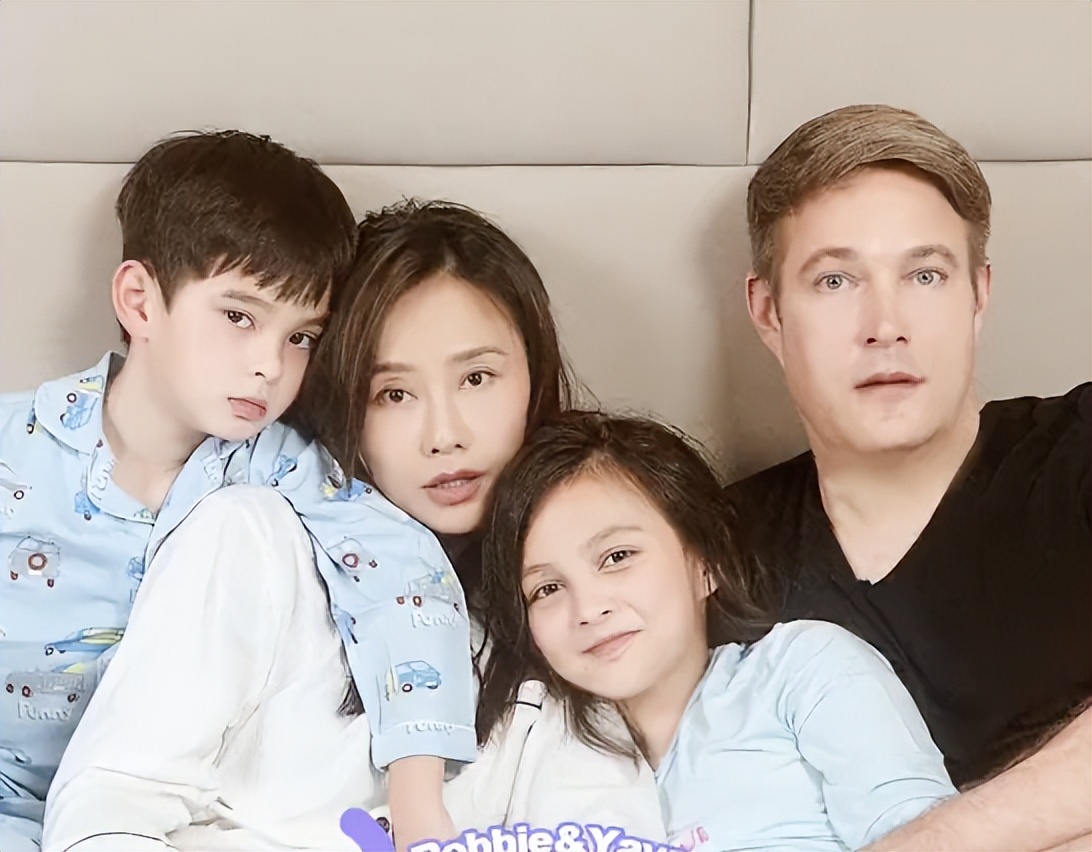 马雅舒晒全家装饰圣诞树,爸爸教育孩子要善良,9岁女儿身高超妈妈肩膀