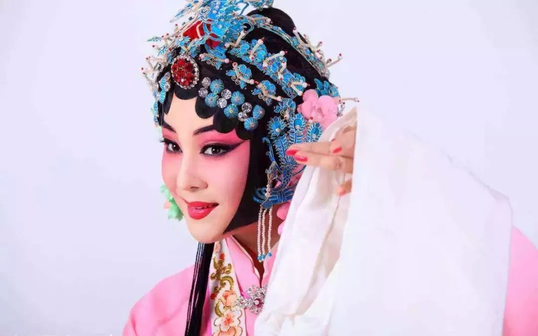 黄梅戏 黄梅戏起源于湖北黄梅,原名黄梅调,采茶戏等,现流布于安徽省