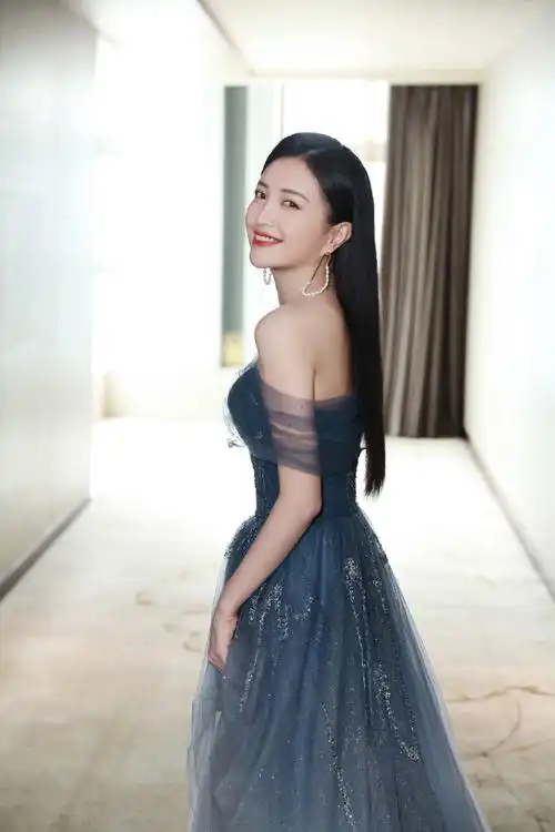 829包文婧昨日包文婧包文婧超话一袭蓝色纱裙现身直播活动梦幻纱裙