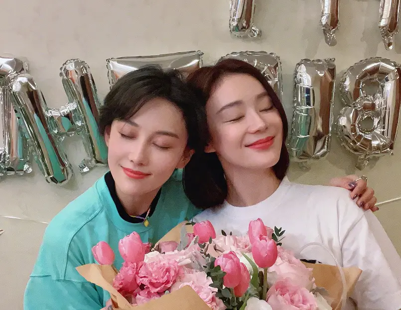 原创张馨予为袁姗姗庆生两人晒出众多美照但拍照姿势暴露真实感情