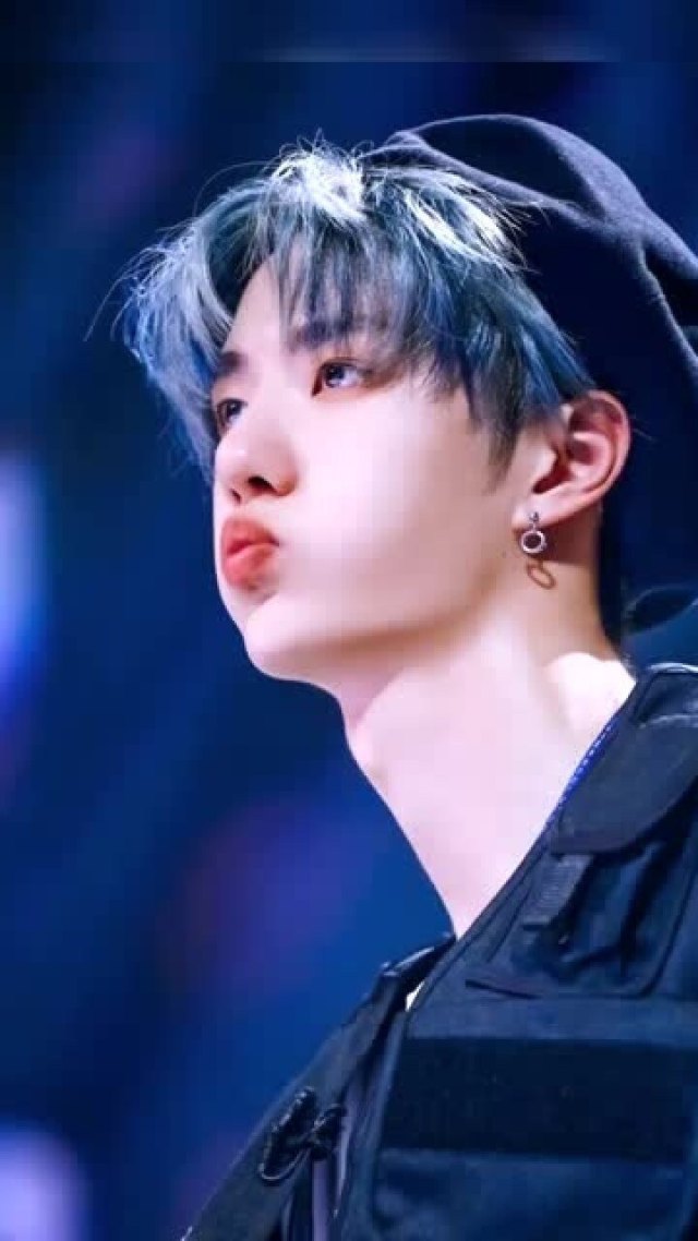 街舞少年王一博,蓝发一博回来啦,这个造型真的酷