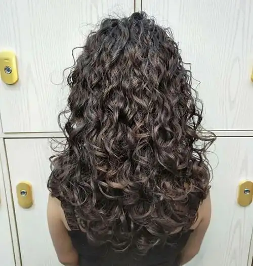 今年流行的筷子烫发型适合脸大的女生