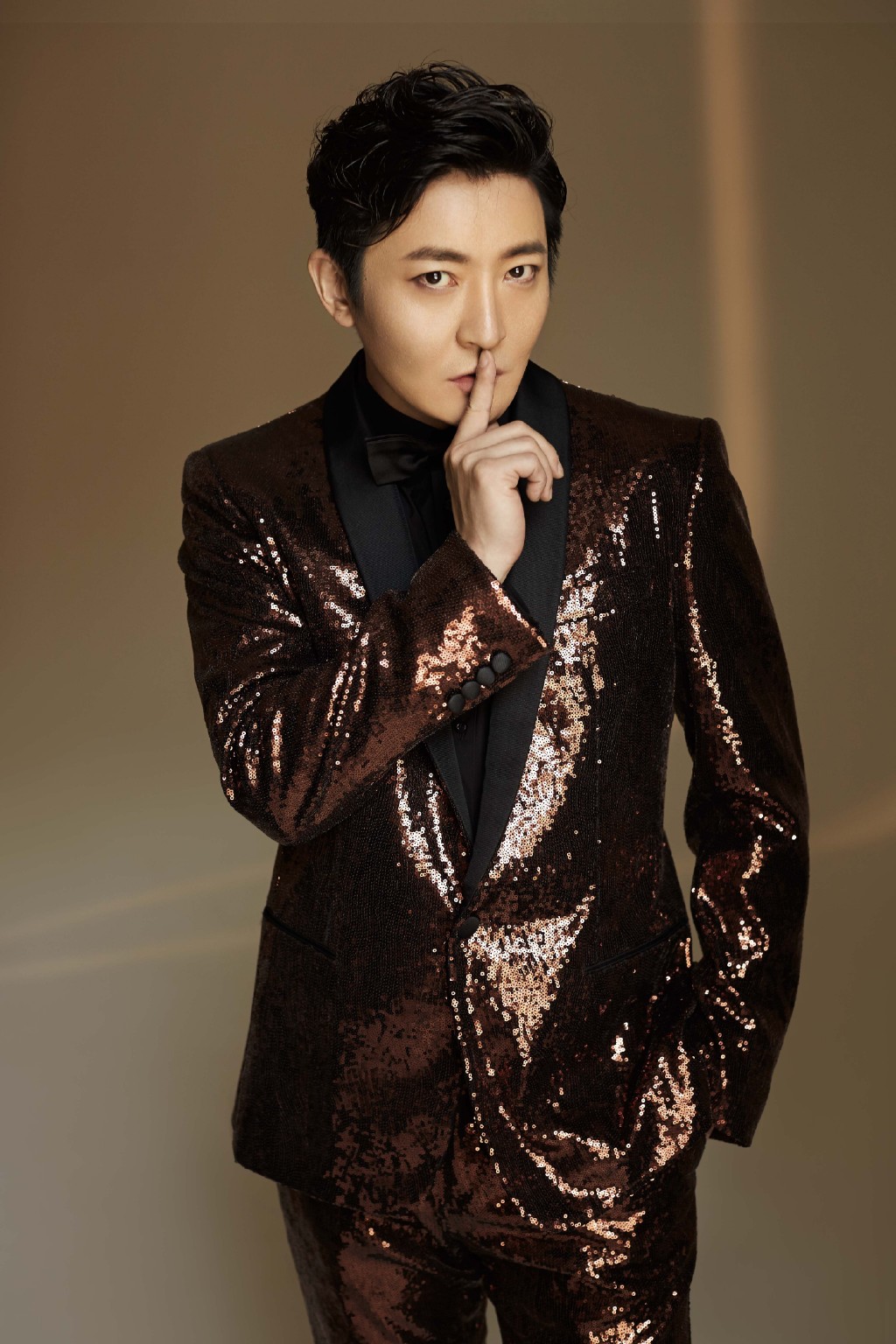 郭京飞红色亮片毛衣帅气图片24