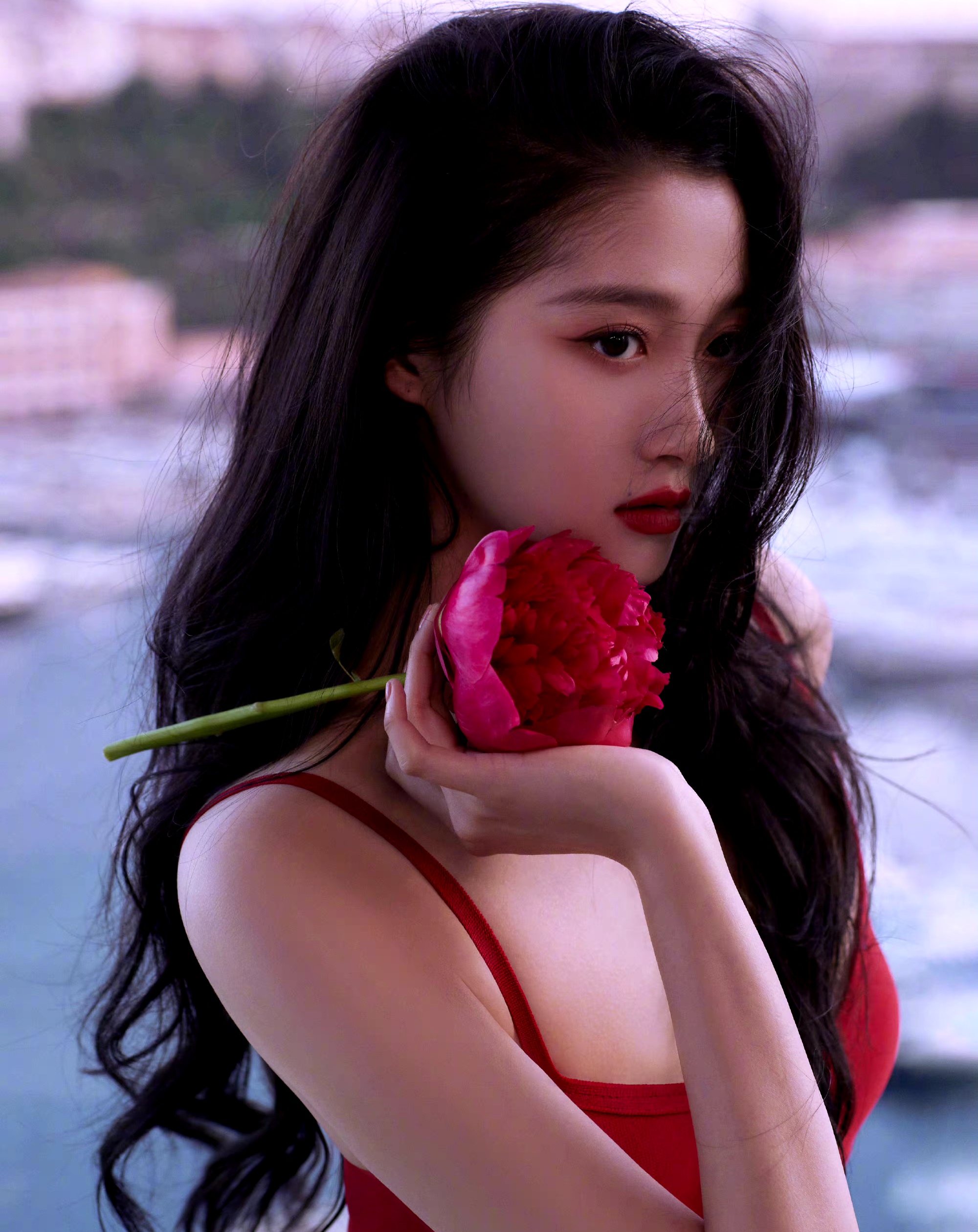 关晓彤明艳风,在蔚蓝海岸穿着法式红裙,微风中卷发飘动,肩头散落着