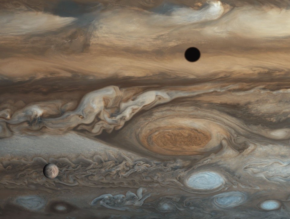 图片来源:nasa)▼依偎在它身旁就像巨大木星的孩子小颗的木卫二风暴眼