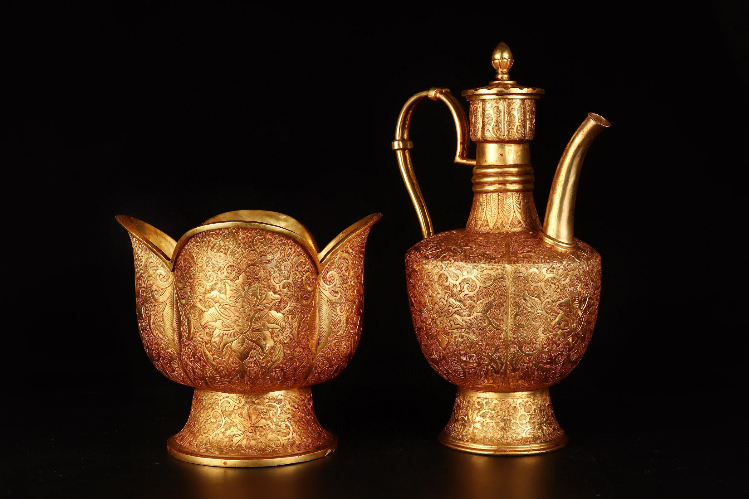 唐代铜鎏金酒壶 重1742克,高34厘米,宽17.5厘米