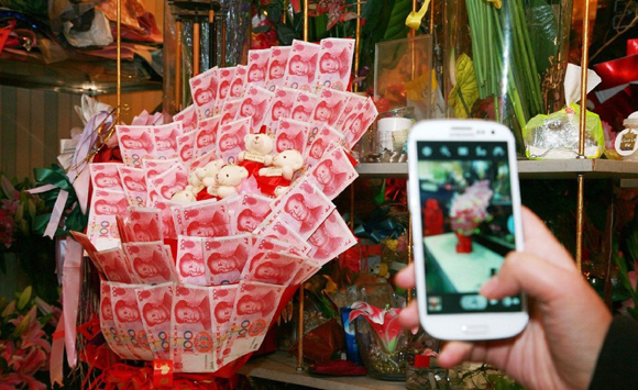 "土豪"订制万元人民币花束求婚