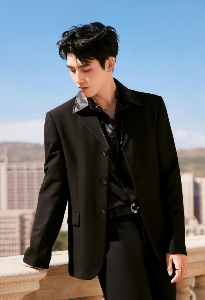 陈飞宇arthur亮相first青年电影展, all black黑色西服套装,精巧攀挝