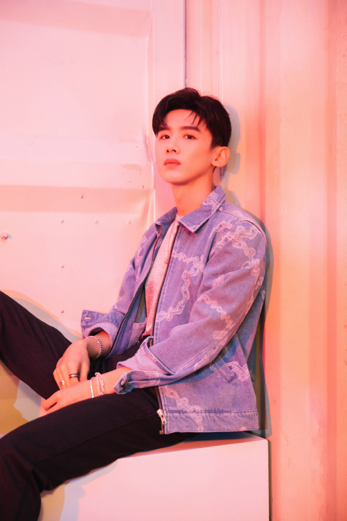 白敬亭公式照九宫格福利来袭请问买手机送白敬亭吗