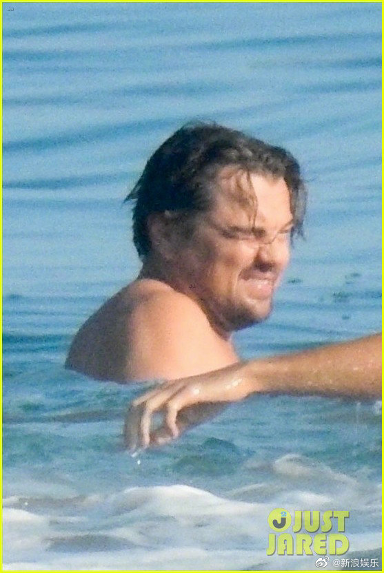 友人一起前往海滩度假,裸上身出镜大肚腩有点吸睛,而且沙滩裤穿得有点