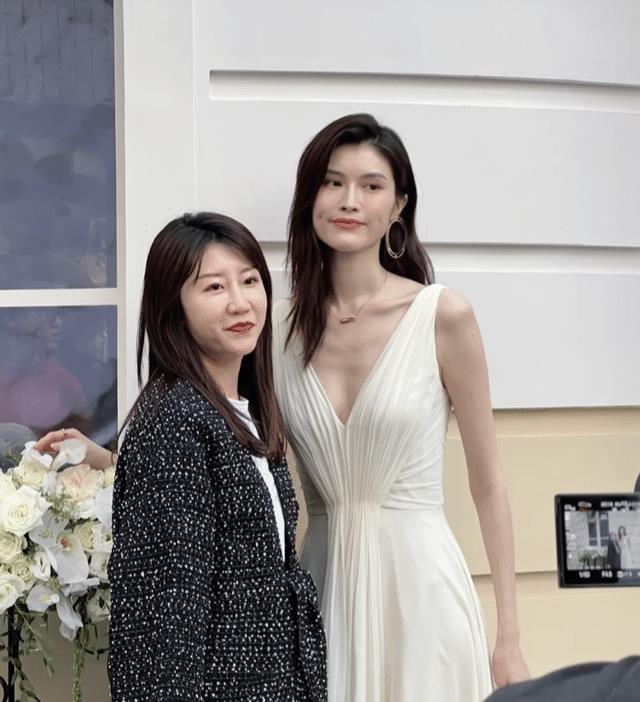 何穗178公分的身高占多少比例?图为线下拍摄,网友:这是超模