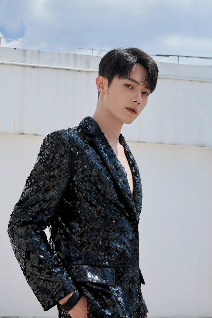 许凯黑色深v西装造型