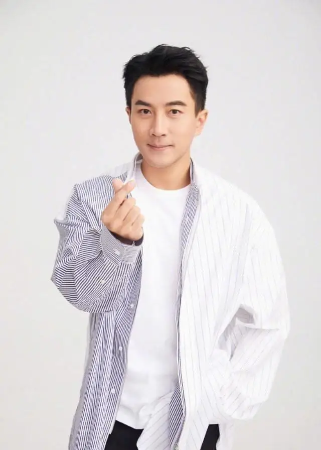 原创46岁刘恺威罕见现身,颜值回春帅到不敢认,与7位大长腿美女开派对