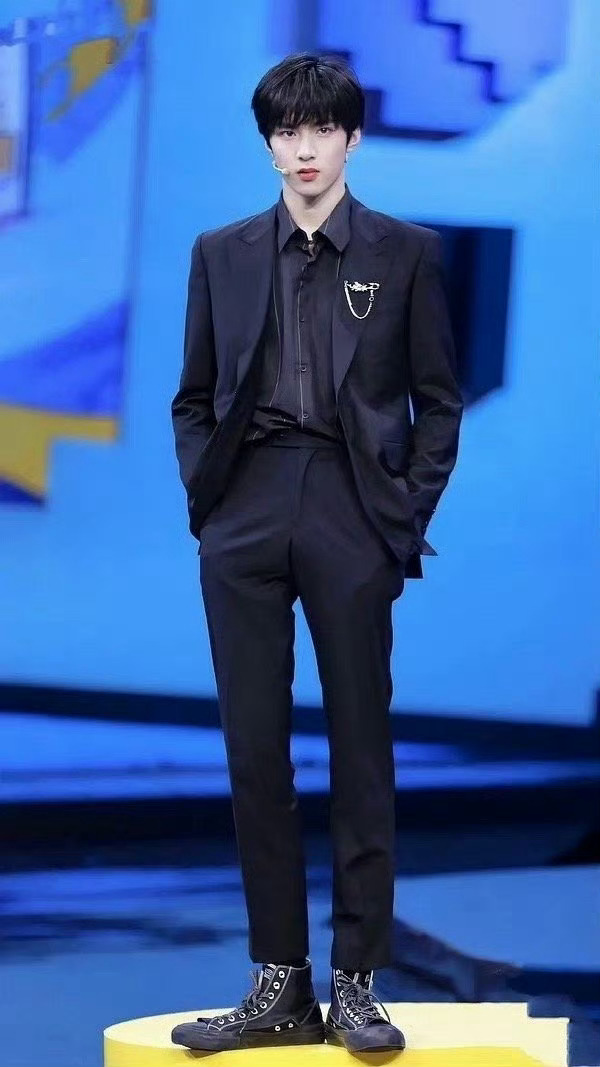 刘耀文美拉德西装#刘耀文男模身材穿什么都很帅