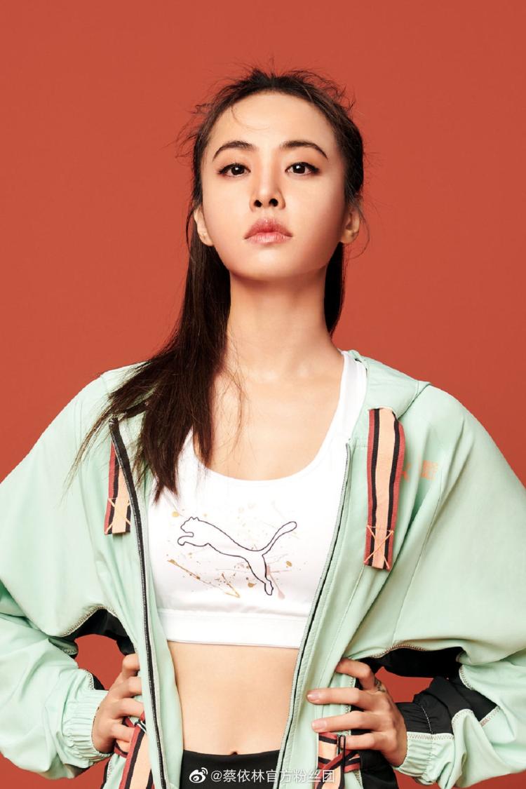 蔡依林运动写真曝光 穿紧身裤秀健美曲线 - 海报新闻