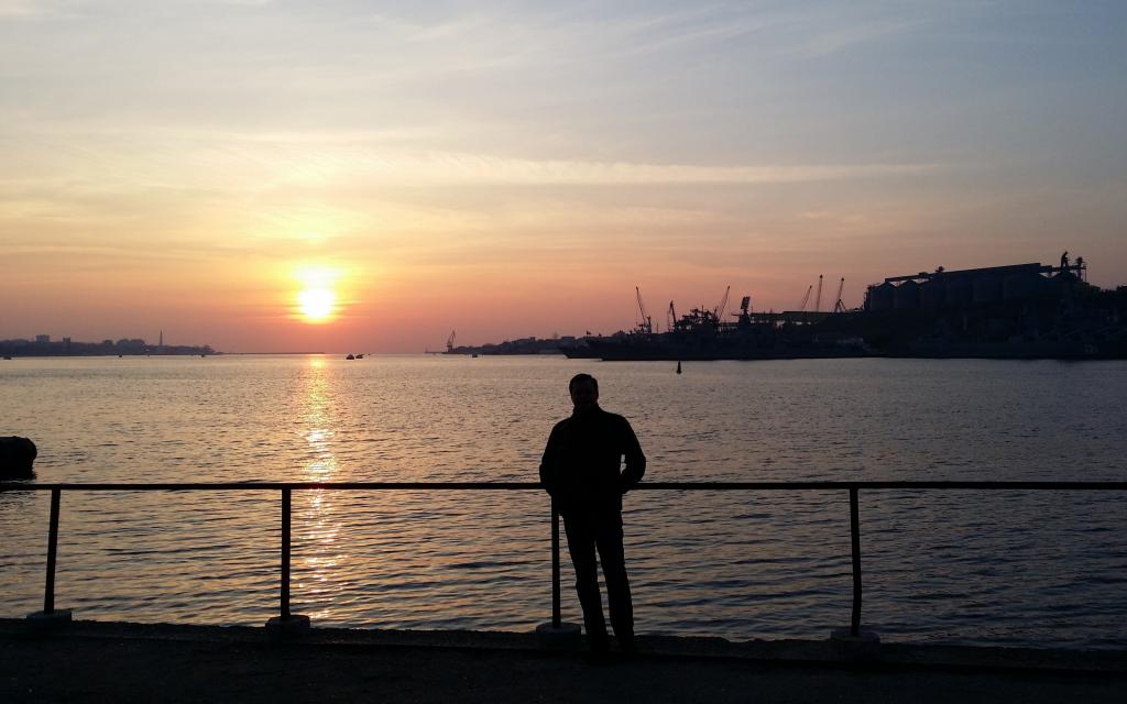 一个人在海边看日落