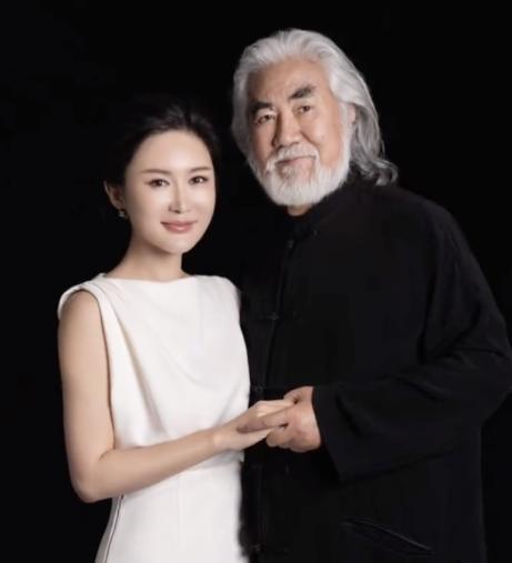 很多网友表示,张纪中导演这样的行为会不会引起他夫人杜星霖的吃醋呢?