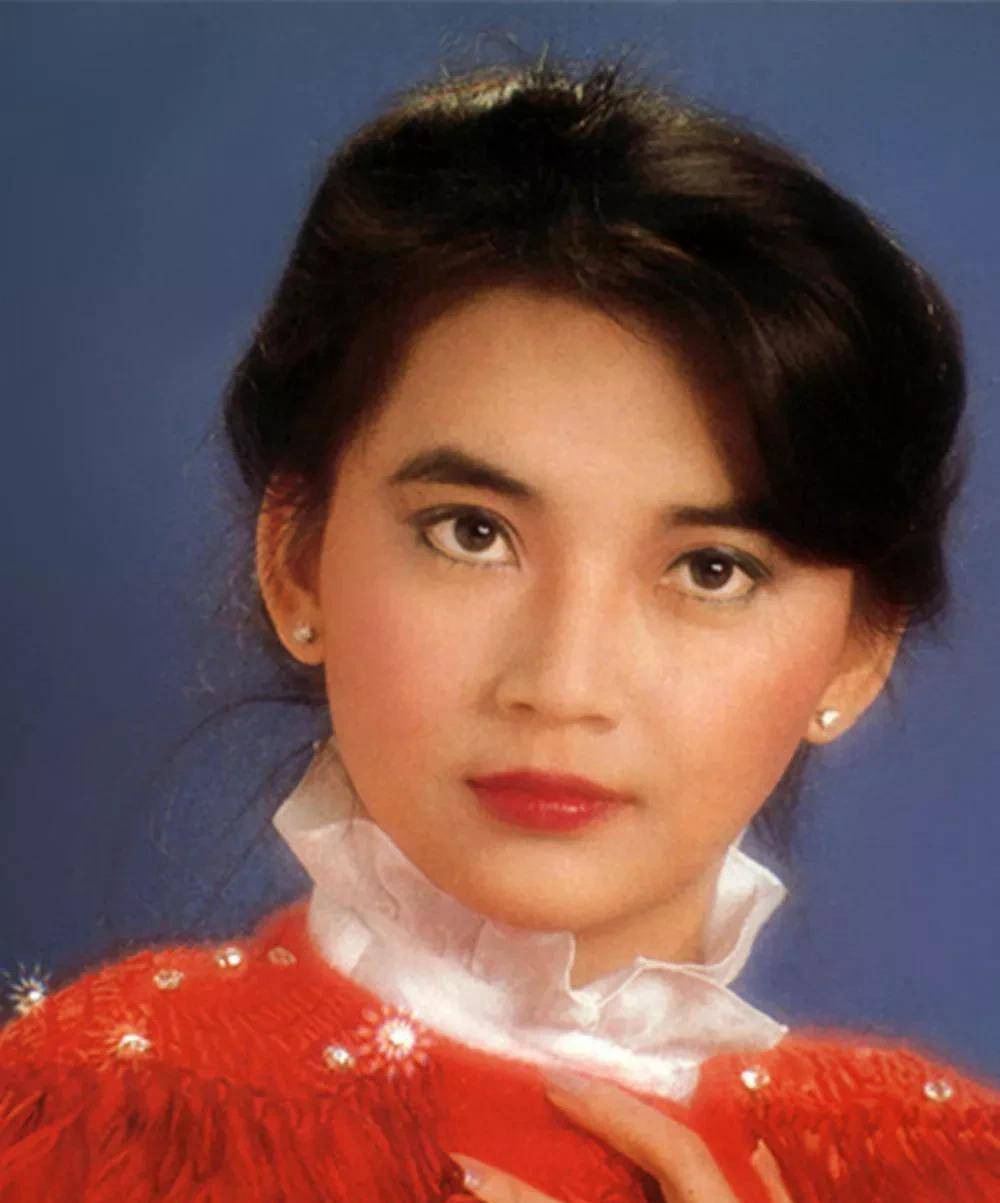 胡慧中从文艺女王到"霸王花",成功转型,年纪轻轻登上