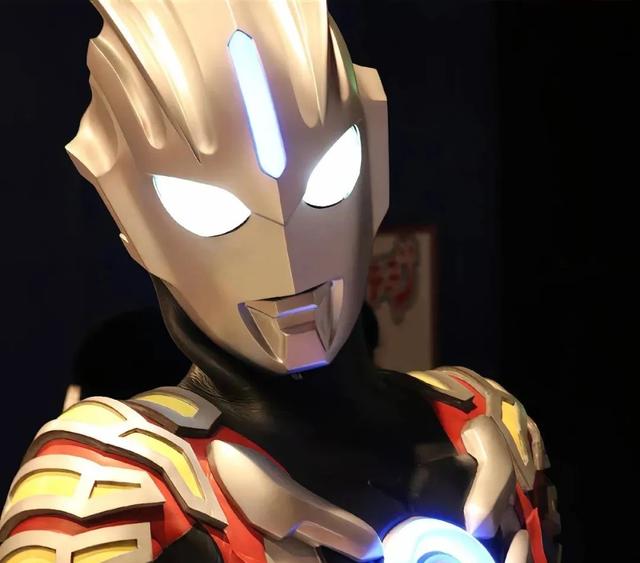 欧布奥特曼:为什么只有三重形态是使用三张卡片变身呢?