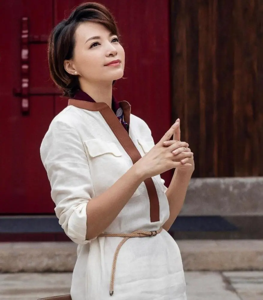 董卿罕见露脸剪彩穿卡其色连体裤干练大方新发型柔顺又减龄