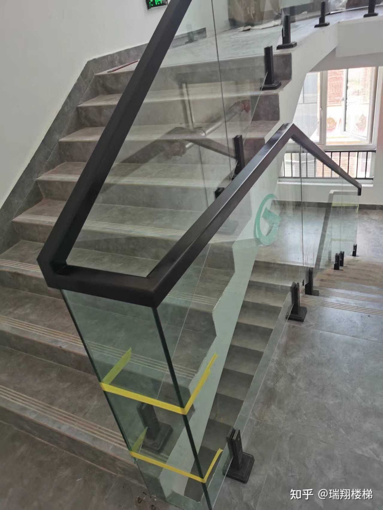 优雅黑沙滩柱玻璃护栏