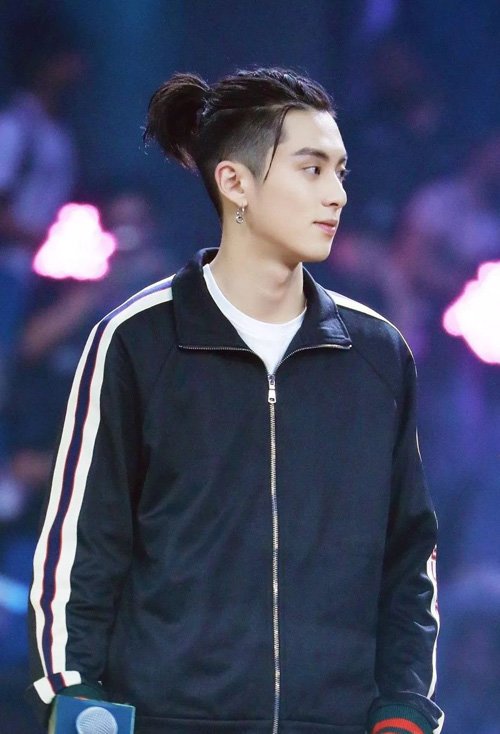 男生扎小辫子的发型图片