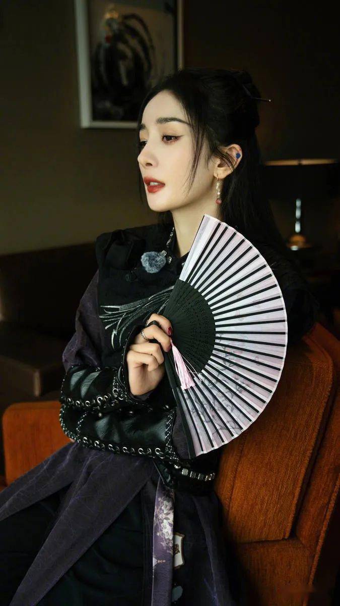 杨幂古风造型变身侠客 手摇折扇飘逸洒脱_配文_照片_侠客行