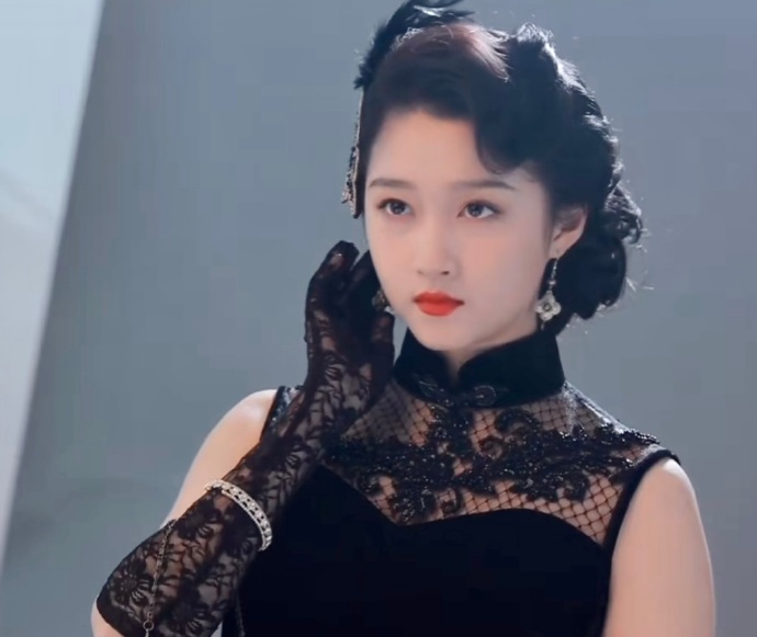 关晓彤梅花红桃民国造型