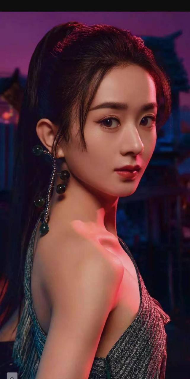 3月8日,在曝光的最新一组大片中,赵丽颖变身侠女.