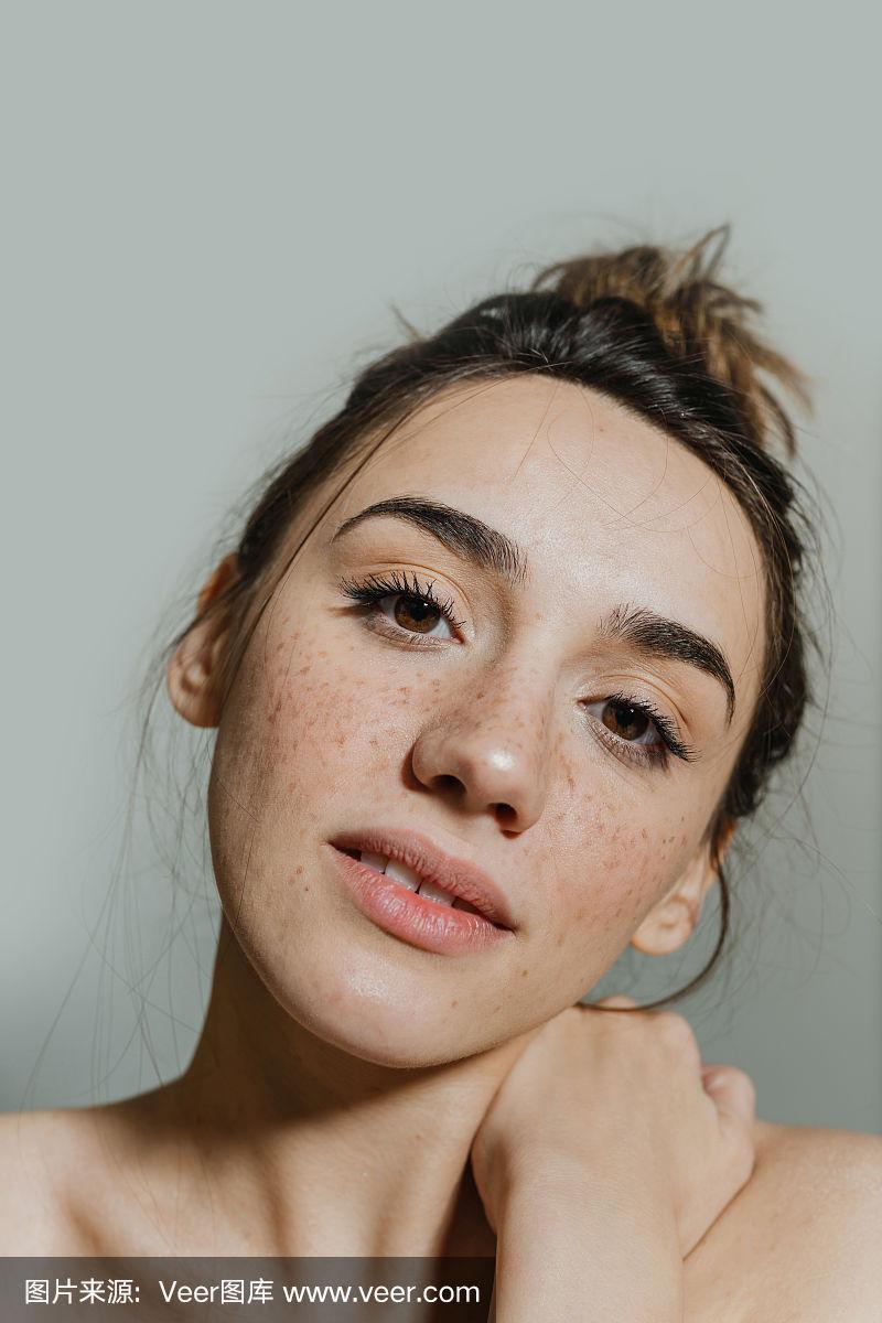 一个自信的雀斑女人的肖像