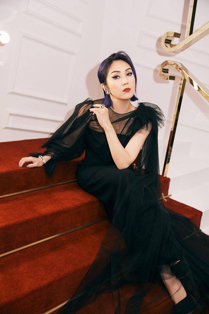 杨千嬅黑白look诠释不同风范 紫发优雅眉眼动人