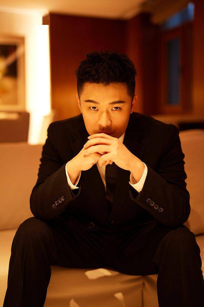 陈赫工作室发布复古光影写真黑白西装凸显绅士优雅从容