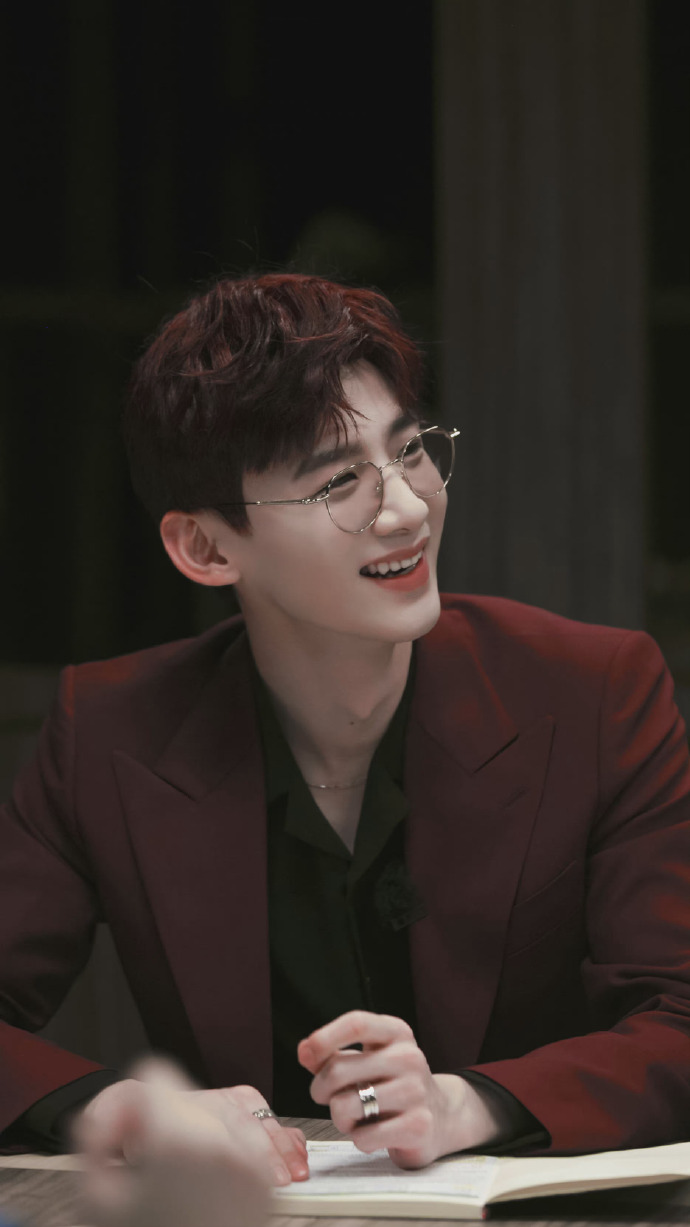 白敬亭红色西装造型好帅