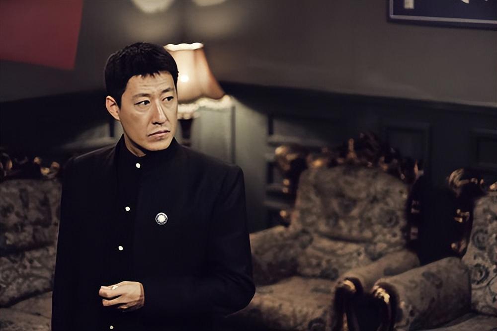 看着荧幕上的演员拿着不同的剧本饰演着不同的角色,这让于震感到很