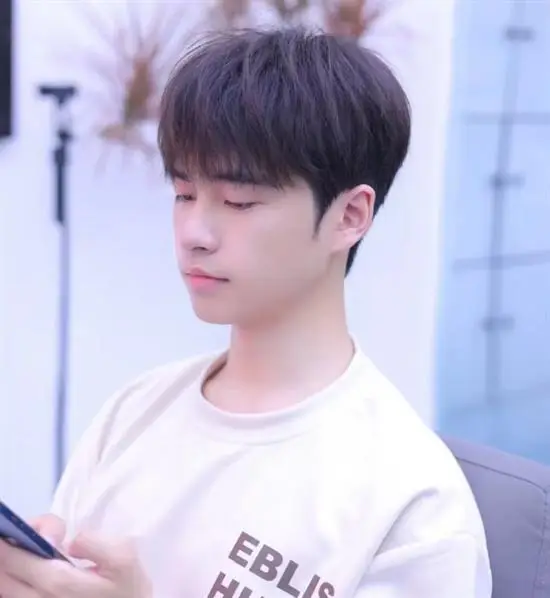 最火的摩根碎盖发型,细软发质发量少的救星,让你少年感十足_盖头_男生