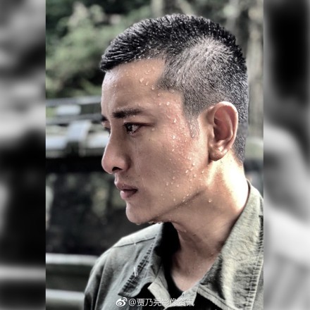 照片中,贾乃亮留着比寸头还短的军人发型,以前白皙的脸上涂满了野战军