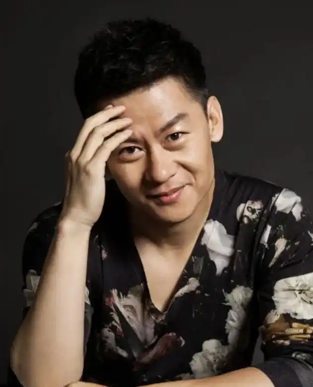 回顾李健19岁演戏42岁因狂飙走红娶初中恋人生活幸福