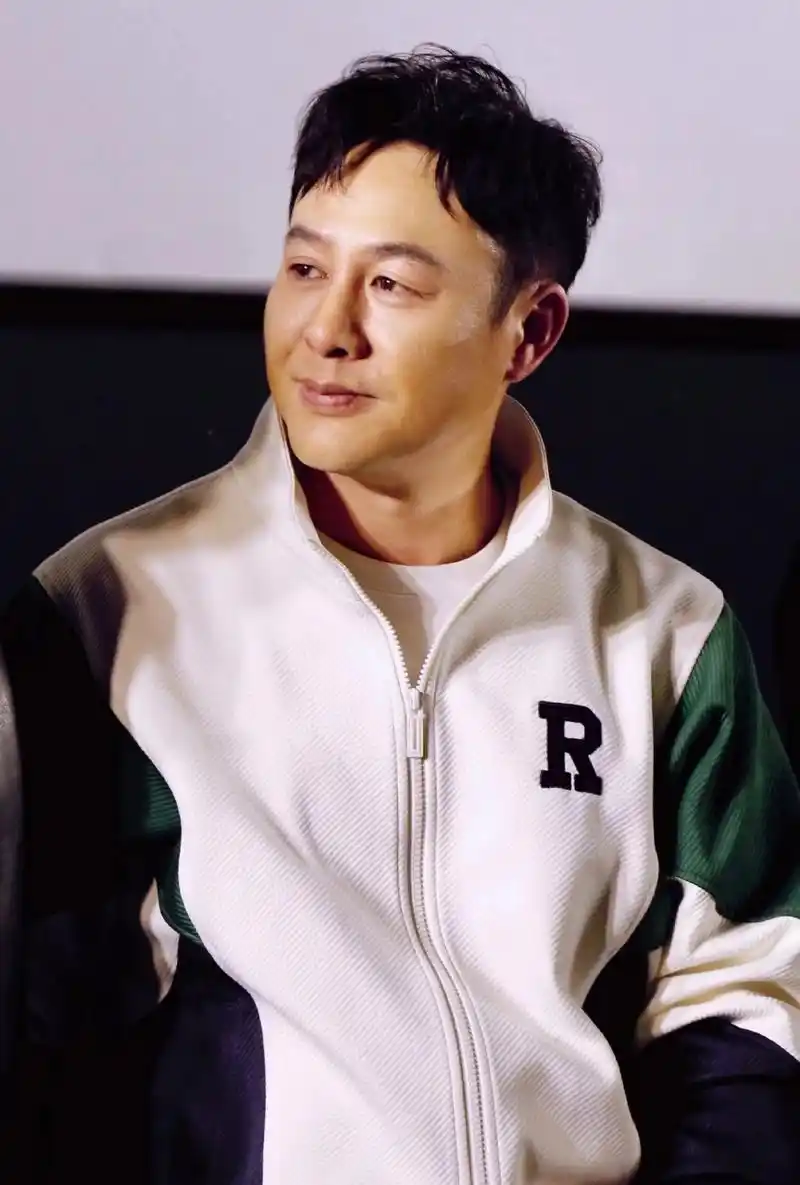 张颂文今天去参加北京国际电影节的时候,在合影结束之后就马上去旁边