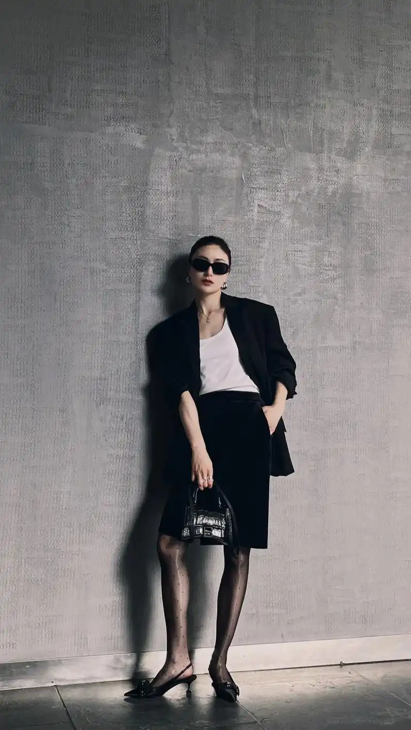 丝袜配西服.#西装杀 #穿西装的女人 #高冷范 #开春搭配 - 抖音