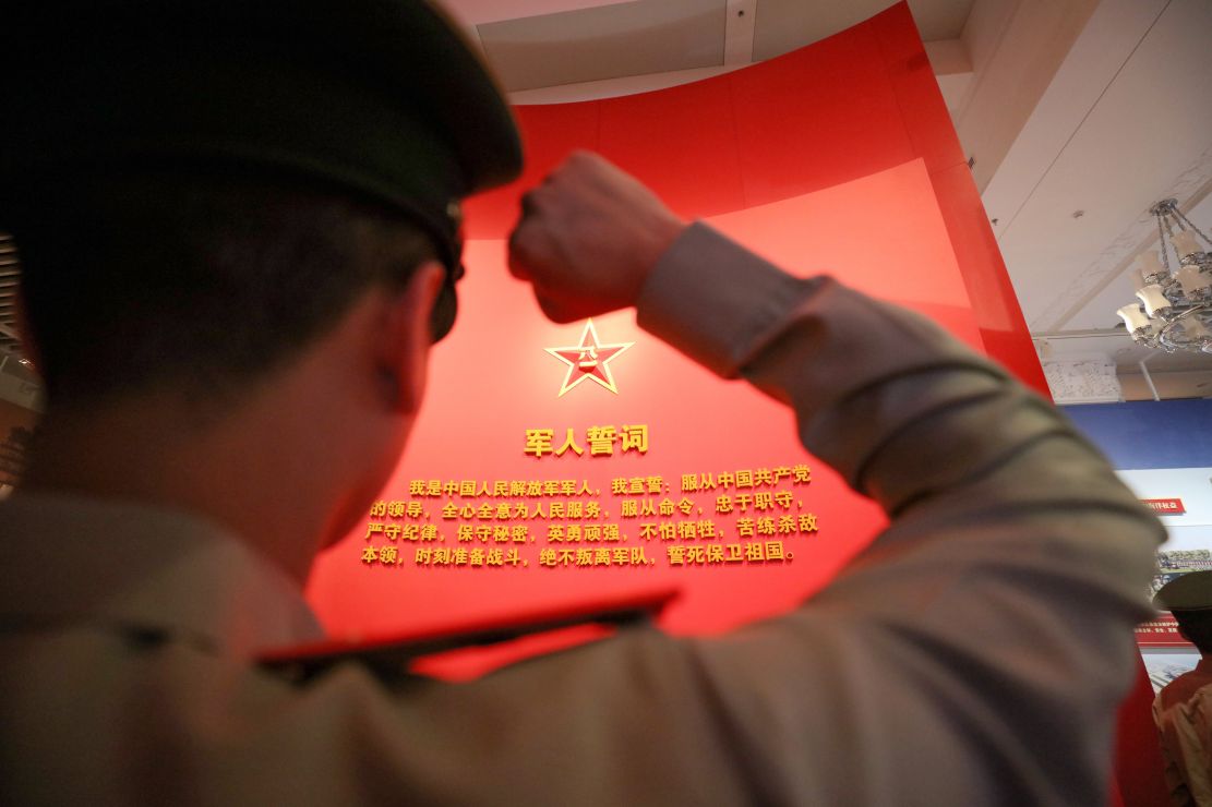 官兵高举铁拳宣誓.赵明摄