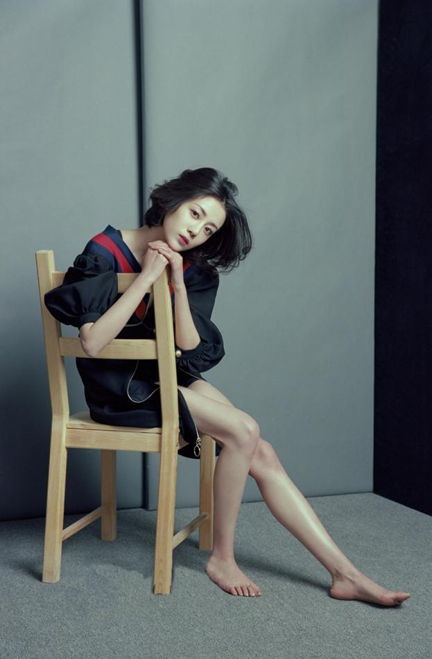 李溪芮大露美肩与长腿,各种凹造型都能驾驭,美哭了