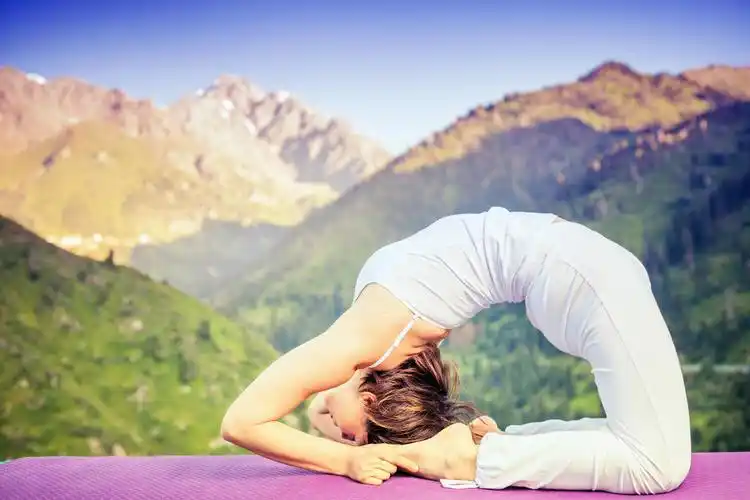 美女在山景迷人的背景下做瑜伽产后瑜伽产后瑜伽户外瑜伽唯美艺术娱乐
